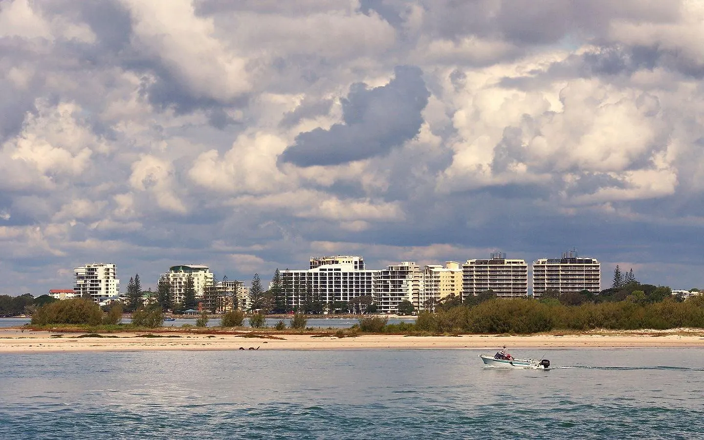 **** Aparthotel Riviere On Golden Beach Caloundra Australia